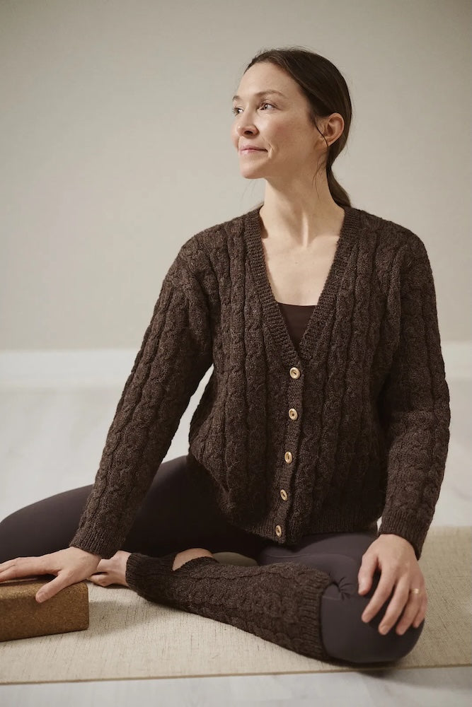 Hetki Cardigan | classic cable pattern from Nalle Alpakka by Novita