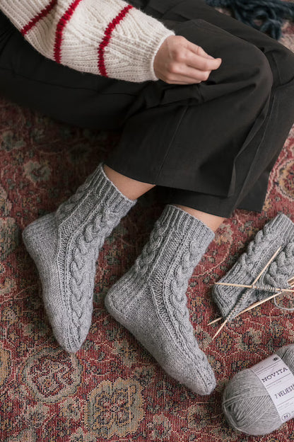 Moorland Socks | warm cable pattern from 7 Brothers by Novita with free instructions