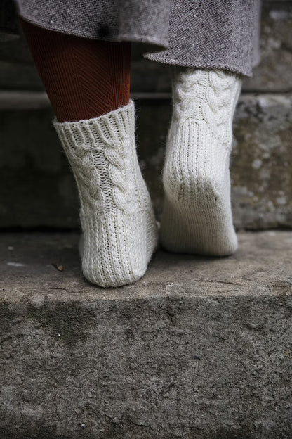 Moorland Socks | warm cable pattern from 7 Brothers by Novita with free instructions