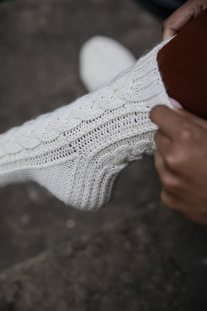 Moorland Socks | warm cable pattern from 7 Brothers by Novita with free instructions