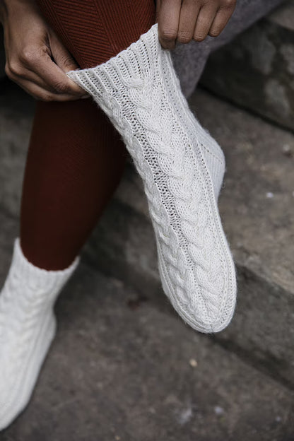 Moorland Socks | warm cable pattern from 7 Brothers by Novita with free instructions