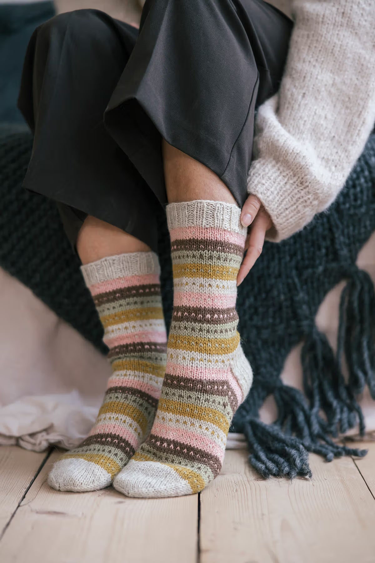 Rytmikäs Socks | with free instructions, fine stripe pattern with Nalle by Novita