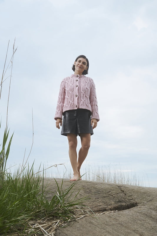 Yhdessä Cardigan | Warm cable-knit jacket made from 7 Sisters by Novita