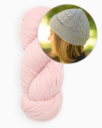 Ode Hat | zartes Zopfmuster aus Far von Woolfolk