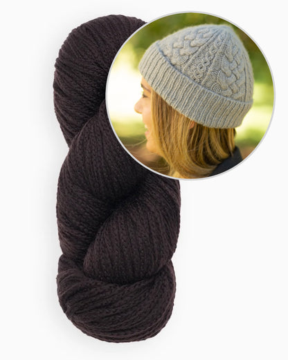 Ode Hat | zartes Zopfmuster aus Far von Woolfolk