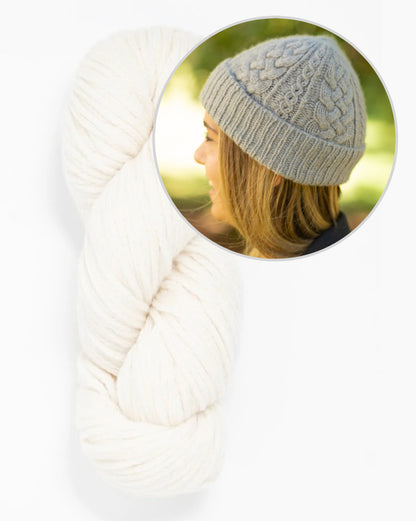 Ode Hat | zartes Zopfmuster aus Far von Woolfolk