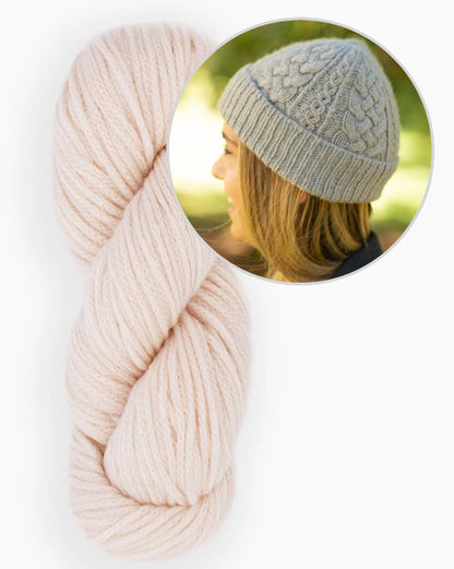 Ode Hat | zartes Zopfmuster aus Far von Woolfolk