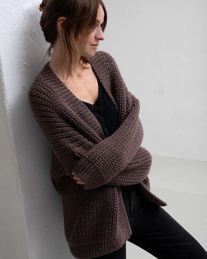 Clara Cardigan | Veste décontractée en demi-côtes avec le fil Re:Treat Chunky Roving de West Yorkshire Spinners
