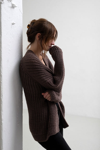 Clara Cardigan | Veste décontractée en demi-côtes avec le fil Re:Treat Chunky Roving de West Yorkshire Spinners