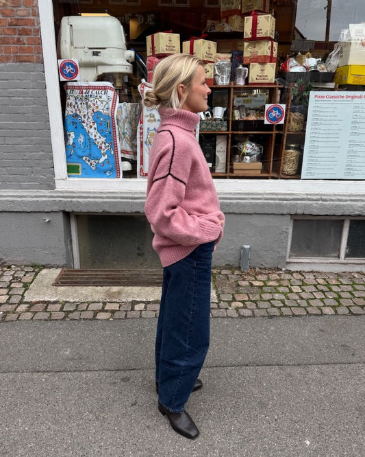 Linea Sweater | warmer Rollkragen und feine Kontrastlinien aus Atlas von Sandnes Garn