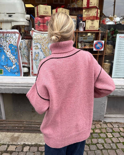 Pull Linea | col roulé chaud et fines lignes contrastantes en satin de Sandnes Garn