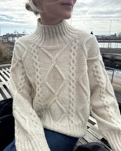 Saga Sweater | zauberhaftes Zopfmuster aus Atlas von Sandnes Garn