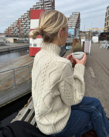 Saga Sweater | zauberhaftes Zopfmuster aus Atlas von Sandnes Garn