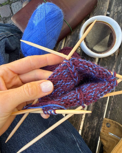 Yoko Set | vacker mössa med matchande tumvantar i alpackaull och alpackaföljetråd från Sandnes Garn
