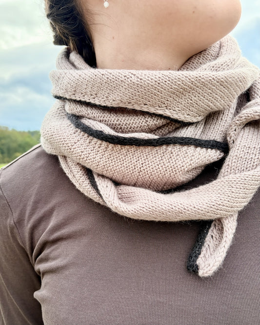 Yksinkertaisin huivi, jossa on pieni raita | Cheeky Merino Joy -lankaa Rosy Green Woolilta sekä Pinta- ja Mohair Bliss -lankoja Pascualilta