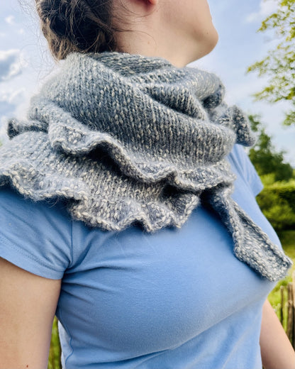Ruffle Shawl | leicht mit lässiger Rüschenkante aus Le Coton & Alpaca von Biches & Bûches