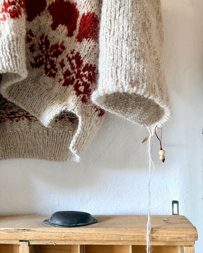 Jouluporsas-neulepusero | rento joulupusero, joka on neulottu Biches & Bûchesin Le Lambswool- ja Le Petit Silk & Mohair -langoista