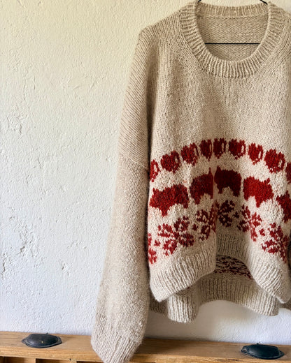 Jouluporsas-neulepusero | rento joulupusero, joka on neulottu Biches & Bûchesin Le Lambswool- ja Le Petit Silk & Mohair -langoista