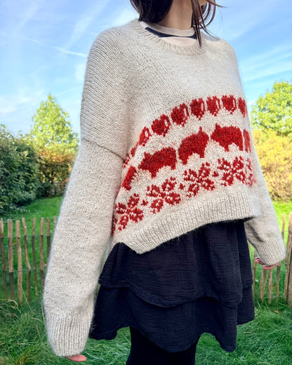 Jouluporsas-neulepusero | rento joulupusero, joka on neulottu Biches & Bûchesin Le Lambswool- ja Le Petit Silk & Mohair -langoista