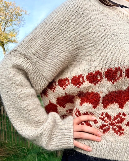 Jouluporsas-neulepusero | rento joulupusero, joka on neulottu Biches & Bûchesin Le Lambswool- ja Le Petit Silk & Mohair -langoista