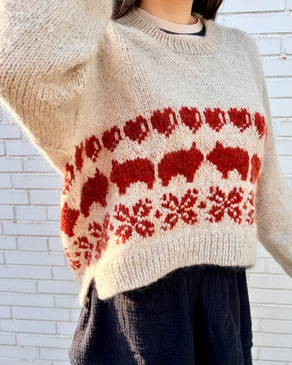 Jouluporsas-neulepusero | rento joulupusero, joka on neulottu Biches & Bûchesin Le Lambswool- ja Le Petit Silk & Mohair -langoista
