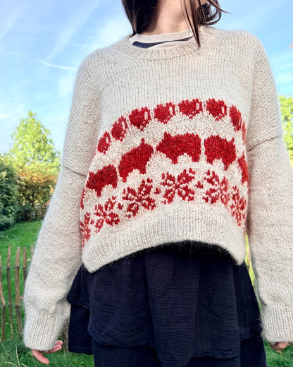 Jouluporsas-neulepusero | rento joulupusero, joka on neulottu Biches & Bûchesin Le Lambswool- ja Le Petit Silk & Mohair -langoista