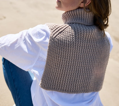 Rosy Green Wool Kalmte Schalkragen von Evgeniya Dupliy mit Big Merino Hug in Sand 4