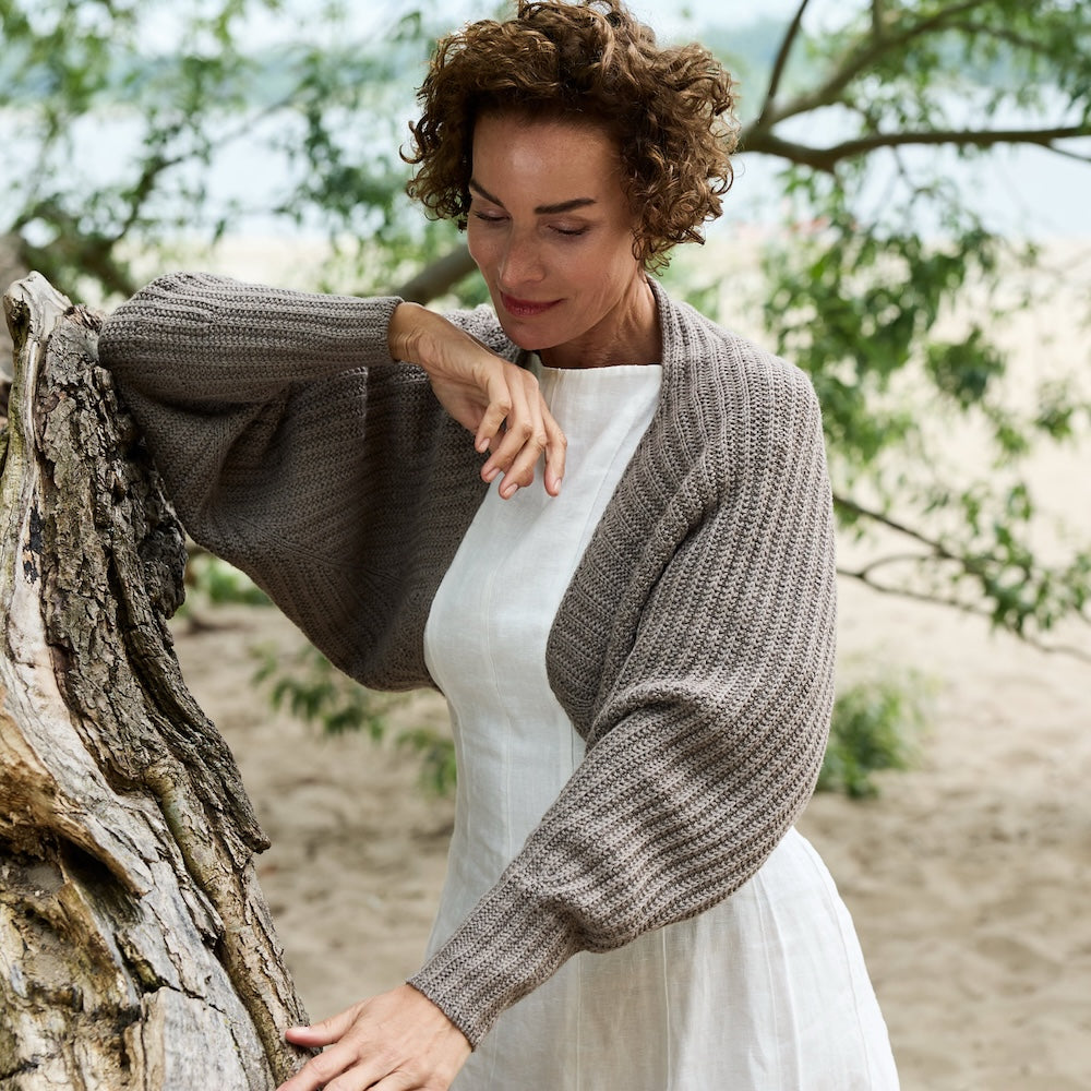 Open Horizon Bolero | super vielseitig tragbar aus Cheeky Merino Joy von Rosy Green Wool