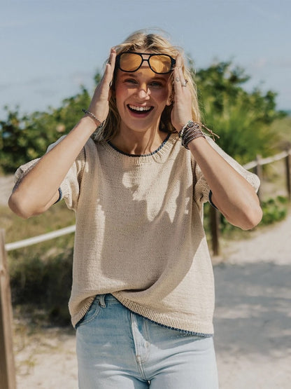 Molly Tee | mit zarten Kontrasträndern aus Mandarin Petit von Sandnes Garn