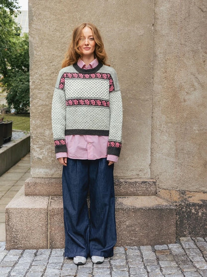 Pull Blome pour femme | motif de roses délicat en Tynn Peer Gynt de Sandnes Garn
