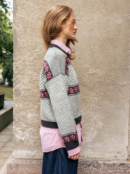 Pull Blome pour femme | motif de roses délicat en Tynn Peer Gynt de Sandnes Garn