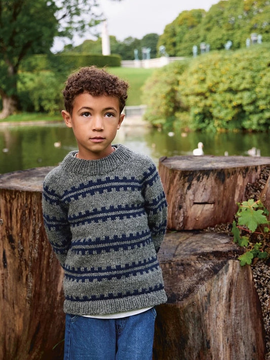 Ridge Sweater Junior | mit skandinavischen Streifen aus Atlas von Sandnes Garn