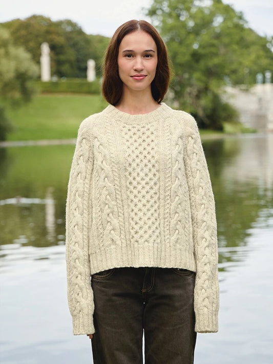 Wilbur Cable Sweater | zeitloses Zopfmuster aus Atlas von Sandnes Garn