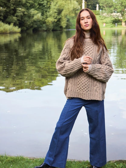 Wilbur Cable Sweater | zeitloses Zopfmuster aus Atlas von Sandnes Garn