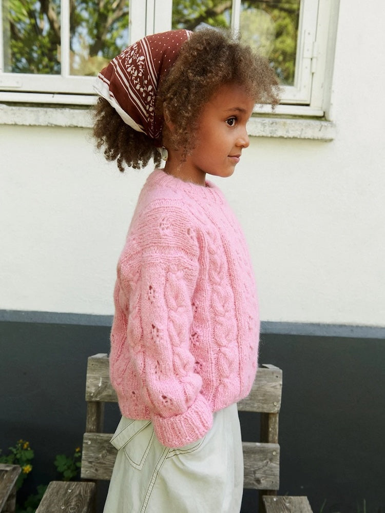Junia Sweater Kids | Lightweight cable-knit sweater made from Kos by Sandnes Garn