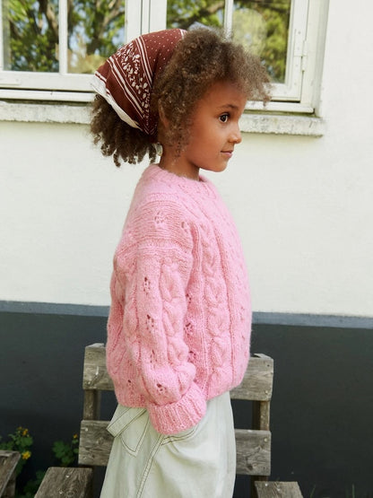 Junia Sweater Kids | Lightweight cable-knit sweater made from Kos by Sandnes Garn