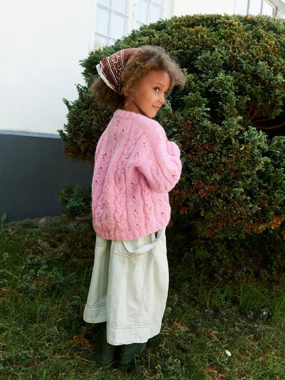 Junia Sweater Kids | Lightweight cable-knit sweater made from Kos by Sandnes Garn