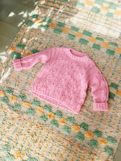 Junia Sweater Kids | Lightweight cable-knit sweater made from Kos by Sandnes Garn