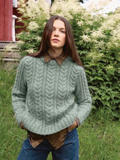 Alba Sweater | fluffig weiches Zopfmuster aus Kos und Tynn Silk Mohair von Sandnes Garn