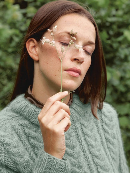 Alba Sweater | fluffig weiches Zopfmuster aus Kos und Tynn Silk Mohair von Sandnes Garn