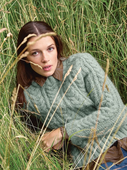 Alba Sweater | fluffig weiches Zopfmuster aus Kos und Tynn Silk Mohair von Sandnes Garn