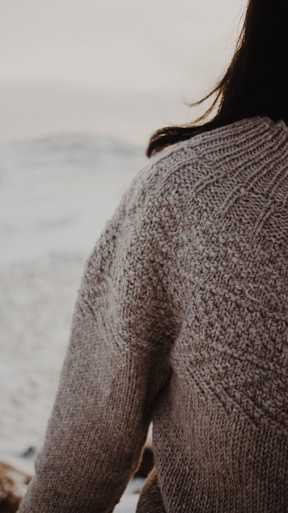 The Petite Knitter Geologica Sweater mit Peer Gynt von Sandnes Garn 5