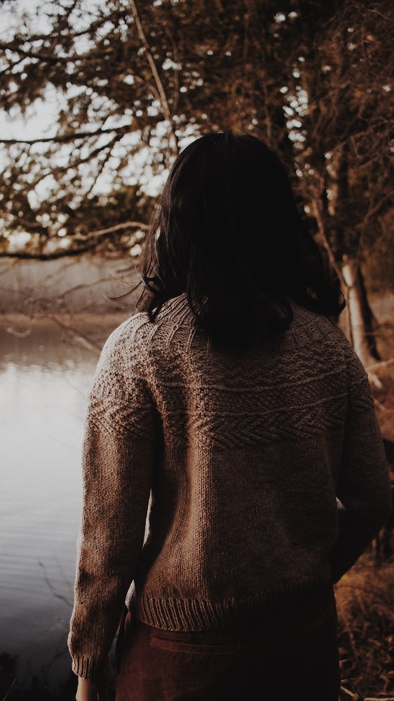 The Petite Knitter Geologica Sweater mit Peer Gynt von Sandnes Garn 6