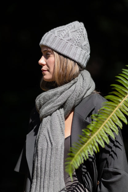 Vokse-hue | hue med kabelstrik i Far fra Woolfolk