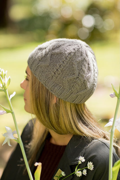 Vokse-hue | hue med kabelstrik i Far fra Woolfolk